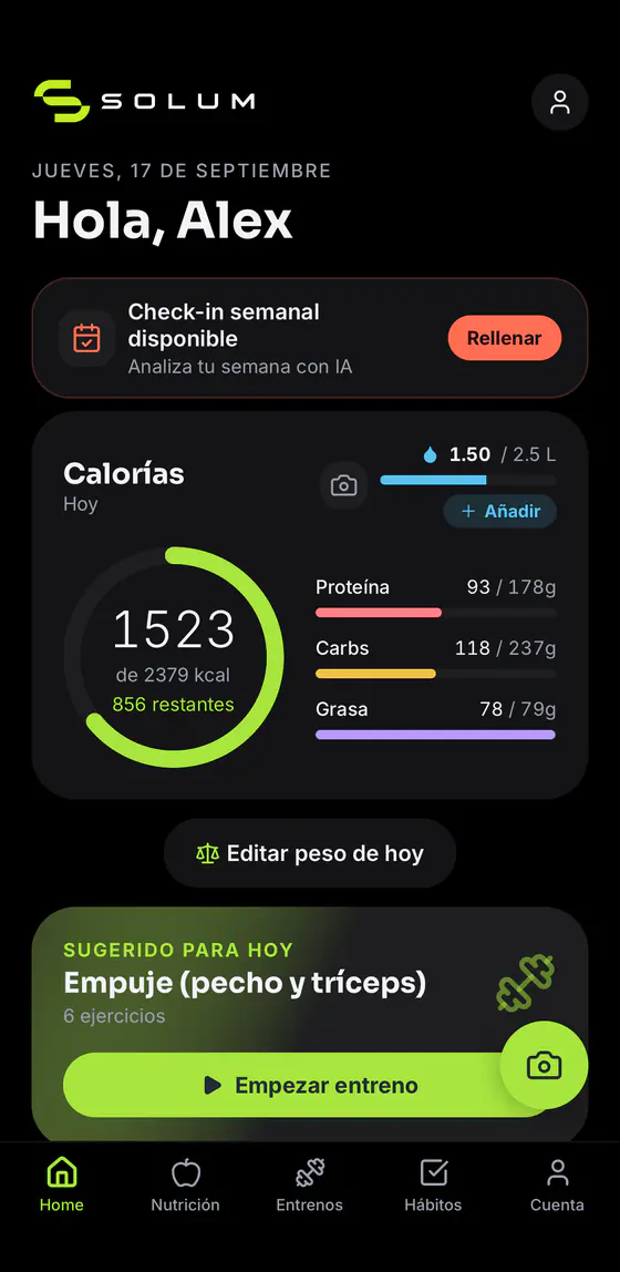 Pantalla de inicio de SOLUM: saludo del día, check-in semanal con IA, anillo de calorías con 1523 de 2379 kcal y el entreno sugerido.