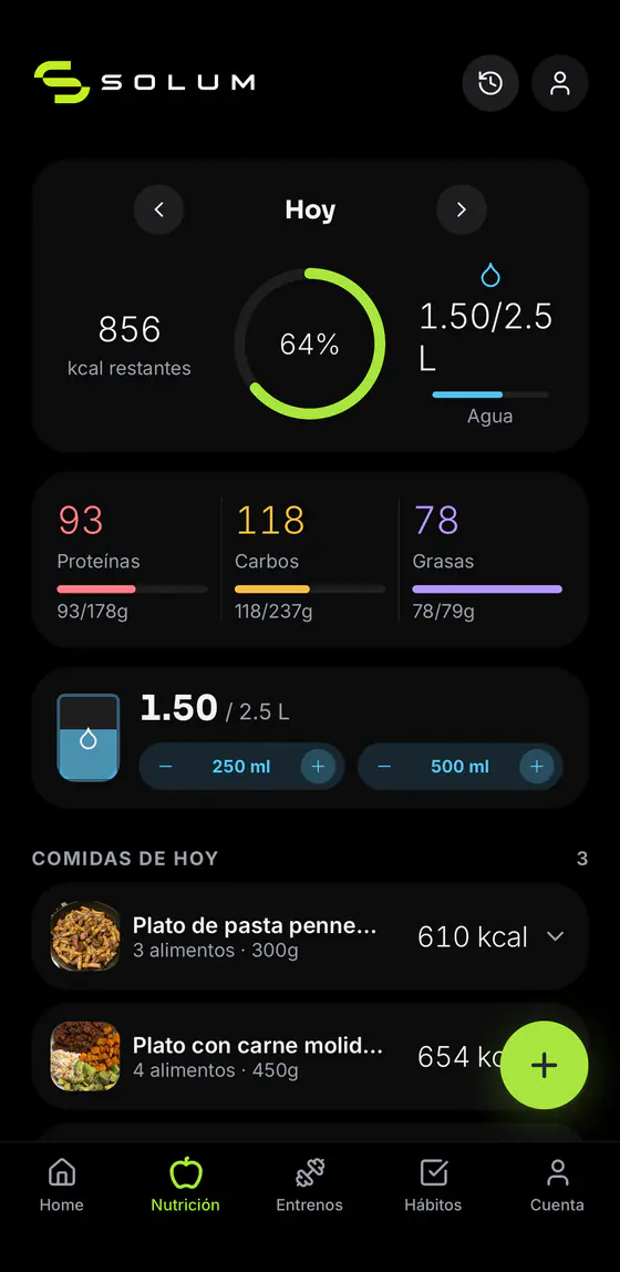 Pantalla de nutrición de SOLUM: 856 kcal restantes, anillo al 64 %, macros del día y las comidas registradas con su foto.
