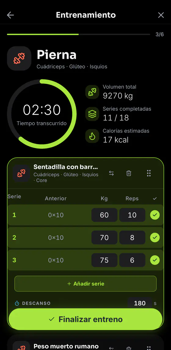 Sesión de entreno en curso en SOLUM: cronómetro, volumen total, series completadas y las series de sentadilla con peso y repeticiones.